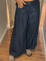 Pantalón ancho de denim azul oscuro, corte holgado desde la cadera hasta el tobillo. Confeccionado en Uruguay con 58% algodón, 30% viscosa y 12% lino.