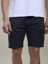 Bermuda de gabardina color azul marino, con bolsillos laterales tipo cargo y corte a la rodilla.