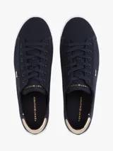 Zapatillas Tommy Hilfiger de lona azul marino con suela blanca de goma y talón dorado metalizado.