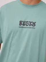 Remera negra de algodón con estampado frontal y trasero con el logo de la marca Rusty.