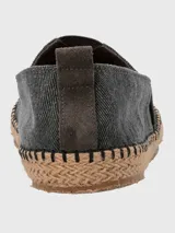 Alpargata de lona color gris con suela de yute y ajuste elástico.