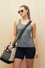 Musculosa deportiva negra con espalda racerback y calce relajado.