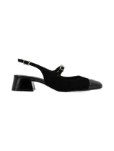 Zapato destalonado negro, con capellada de cuero y cuero charol, taco cuadrado forrado y pulsera con hebilla dorada.