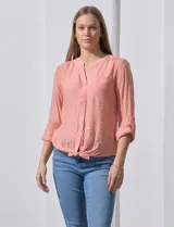 Blusa color salmón de gasa, marca Zac & Rachel, con cuello a la base, escote en V y abertura central con botones. Delantera con bolsillo aplicado. Largo de manga regulable con presilla y botón. Terminación opcional de nudo en ruedo.