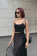 Top color moca con breteles finos y escote recto.