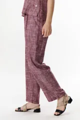 Pantalón de vestir azul con corte recto y bolsillos laterales.