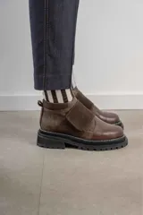 Botinetas negras de cuero con suela track y ajuste con velcro.