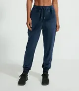 Pantalón de jogging deportivo color azul marino, con puños elásticos, cordón de ajuste en la cintura y bolsillos laterales.