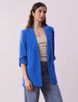 Blazer rojo de crepe marca Tahari, con cuello con solapa, abertura central, bolsillos delanteros y forro interno. Mangas 3/4 regulables con presilla y botón.