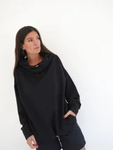 Sweater beige con capucha y espalda descubierta.