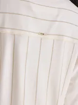 Camisa de diseño moderno y minimalista, sin cuello, con botones forrados y costuras en zig zag.