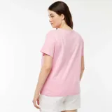 Remera rosa de algodón con cuello redondo y manga corta. Presenta un corte en el hombro que crea una abertura con efecto retorcido.