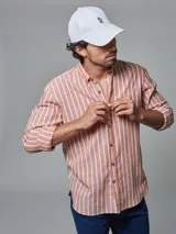Camisa de lino color cobre con rayas verticales blancas, de manga larga y corte clásico.