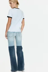 Remera celeste con cuello y mangas con ribete azul marino. Estampa frontal con la frase "Mi Amore" en azul marino.