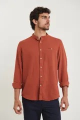 Camisa rosada de lino y algodón, con cuello mao, manga larga y bolsillo de parche en el pecho.