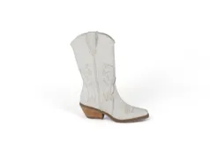 Bota estilo Texana de caña 3/4, confeccionada en napa metalizada y napa engrasada, con bordados decorativos.