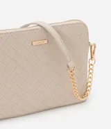 Cartera transversal pequeña color marrón con efecto tressê, cierre de cremallera y correa de cadena larga.