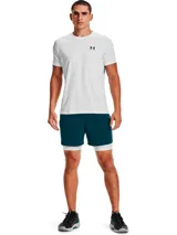 Short de compresión gris con pretina elástica negra con la marca Under Armour en blanco.