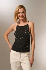 Top negro ajustado al cuerpo, de poliéster, con cuello recto y cuentas decorativas.