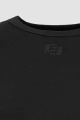 Remera negra de corte cropped con logo bordado en el centro del pecho.