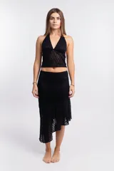 Falda midi negra de encaje con corte irregular y ruedo asimétrico.