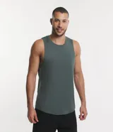Musculosa deportiva verde musgo de poliéster, sin estampa y cuello redondo.