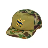 Gorro tipo trucker con visera curva, paneles frontales color verde oliva con logo 'S' bordado en azul y paneles traseros de malla con estampado de camuflaje.