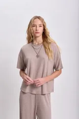 Remera oversize de lanilla color taupe con cuello redondo y mangas cortas.