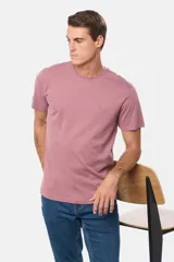 Remera T-Shirt de manga corta color rojo, confeccionada en algodón y poliéster, con diseño básico y cuello redondo.