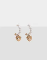 Aros argollas dorados con perlas y dije de corazón con detalles en bajo relieve.