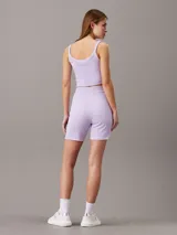 Shorts de ciclismo color lila, confeccionados en tejido de punto de algodón elástico con textura de canalé. Presentan corte slim, cintura elástica con logo de Calvin Klein y tecnología Lycra® FREEF!T®.