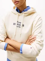 Buzo con capucha color crema de Tommy Hilfiger, con logo bordado en el pecho, cordón ajustable, puños y bajo de punto canalé.