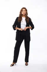 Blazer negro de poliéster y elastano, con solapas de muesca, cierre frontal con botón y bolsillos laterales.