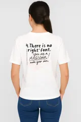 Remera azul de manga corta, corte holgado y cuello redondo.