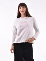 Remera blanca de manga larga con cuello redondo y estampado frontal con la frase "All my love darling" en color celeste.