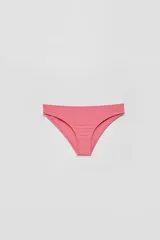 Bombacha de bikini rosa oscuro con textura acanalada.