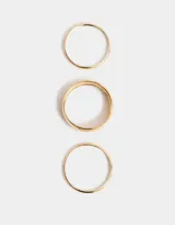 Set de tres pulseras rígidas doradas de metal, de diferentes tamaños.