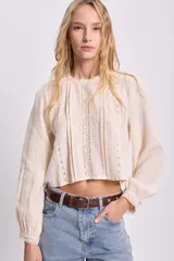 Blusa color crudo de manga larga con detalles de puntilla.