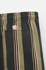 Bañador de tejido técnico con rayas verticales en tonos verde oliva, negro y rosa. Cintura elástica ajustable con cordón. Bolsillos laterales y trasero. Forro interior.
