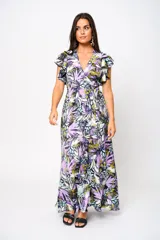Vestido largo con estampado floral en tonos lila, verde y blanco, con escote en V, mangas cortas con volados y lazo ajustable en la cintura.