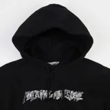 Buzo hoodie negro con bolsillo tipo canguro y estampado del logo de la marca en color blanco.