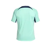 Remera deportiva Nike Dri-FIT Strike color verde agua con detalles en azul marino. Cuenta con cuello redondo, mangas cortas con diseño texturizado en los hombros y logo de Nike estampado en el pecho.