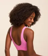 Soutien top color rosado con textura acanalada, copas desmontables y sin costuras.