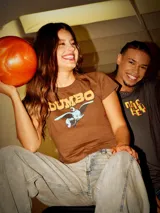 Remera marrón de algodón con cuello redondo y estampado de Dumbo.