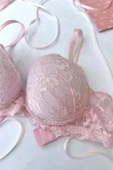 Soutien de copa armada con aro, confeccionado en puntilla rosada con detalle de encaje floral. Posee breteles elásticos regulables.