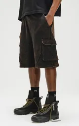 Bermuda estilo cargo color marrón óxido, con recortes, bolsillos laterales y bolsillos con tapa de calce oversize confeccionada en rústico 100% algodón con proceso de desgaste.