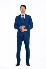 Traje slim fit color azul de dos botones, con solapa clásica, y pantalón con bolsillos de doble vivo.