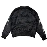 Sweater de punto negro con cuello redondo y diseño de llamas blancas.