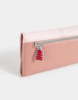 Billetera de cuerina bicolor, rosa claro y rosa viejo, con solapa con broche a presión y cierre trasero con tirador decorativo.