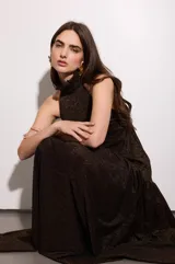 Vestido largo color cobre con escote halter, espalda baja y falda acampanada.